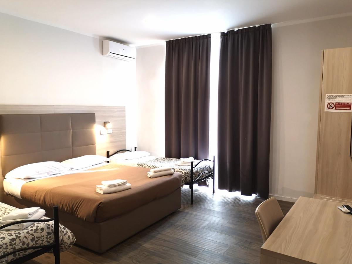 Academy Hotel Фьюмичино Экстерьер фото