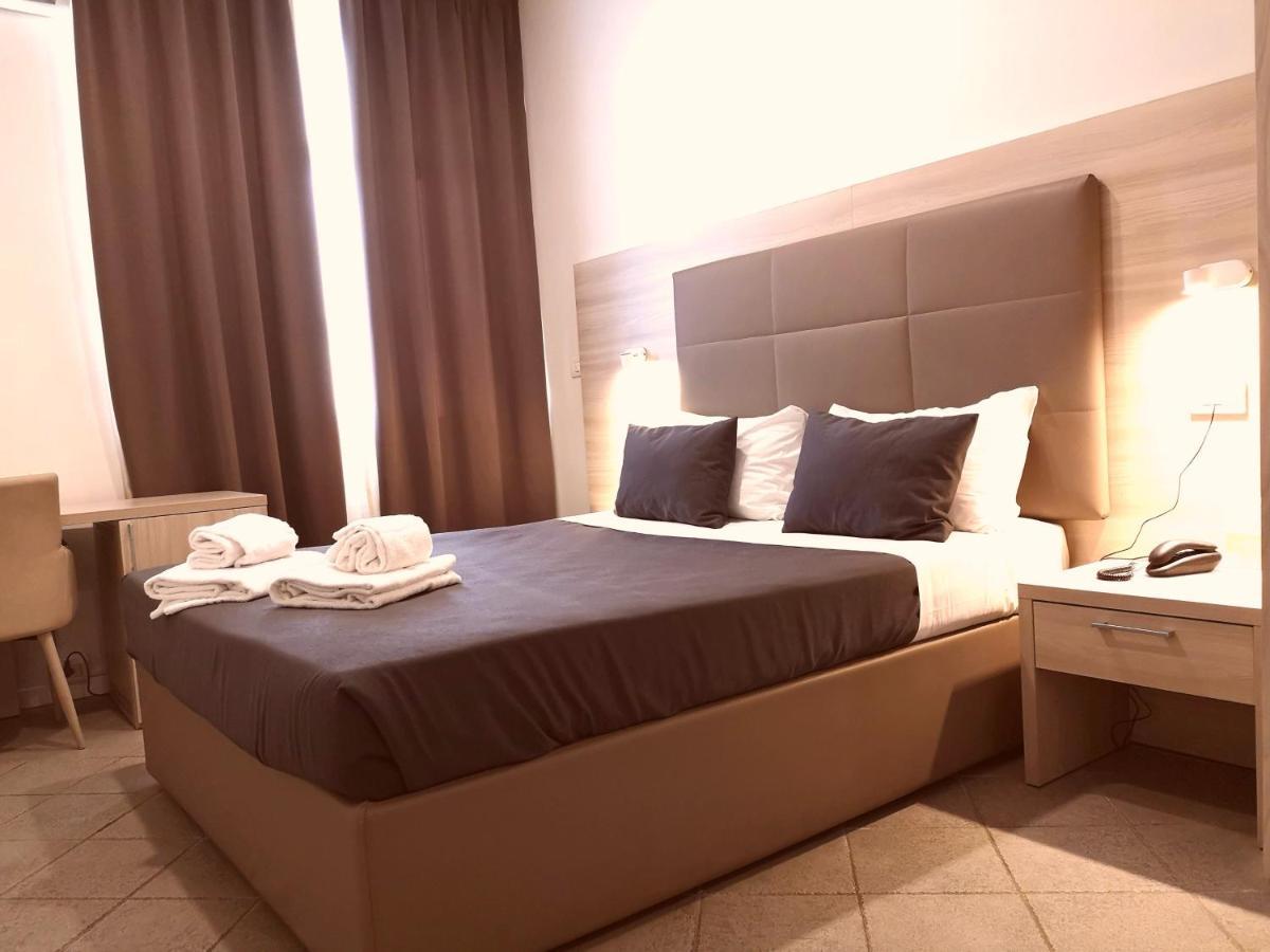 Academy Hotel Фьюмичино Экстерьер фото