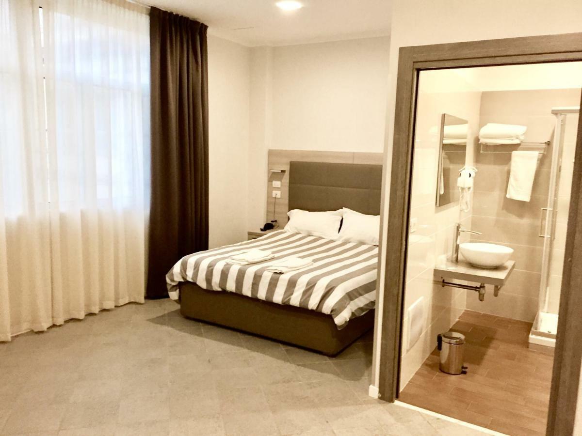 Academy Hotel Фьюмичино Экстерьер фото