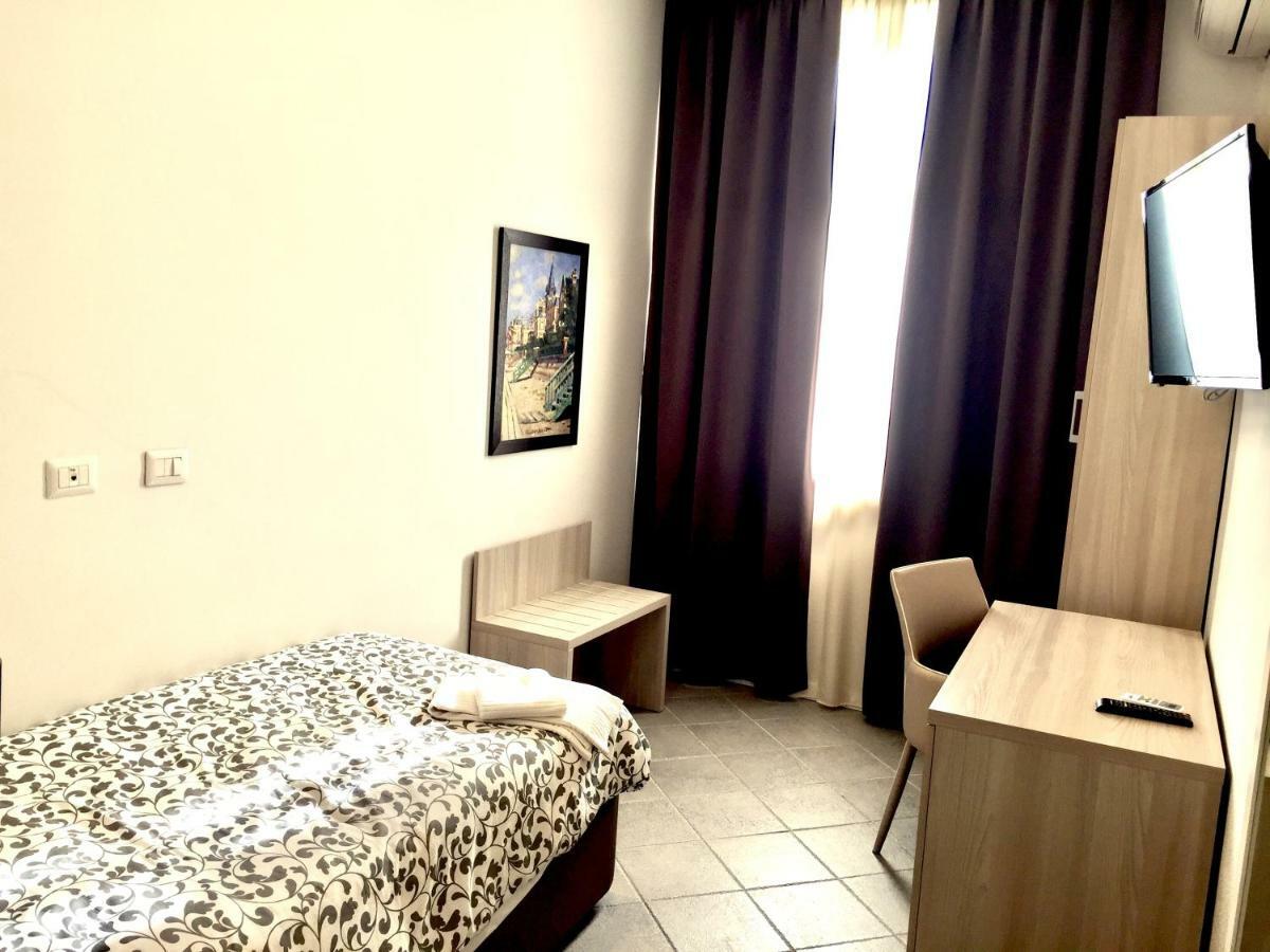 Academy Hotel Фьюмичино Экстерьер фото