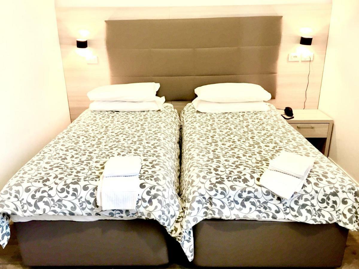 Academy Hotel Фьюмичино Экстерьер фото